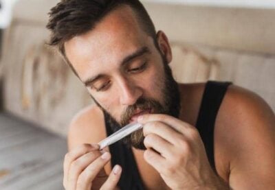 Joint am Klebestreifen anfeuchten und verkleben