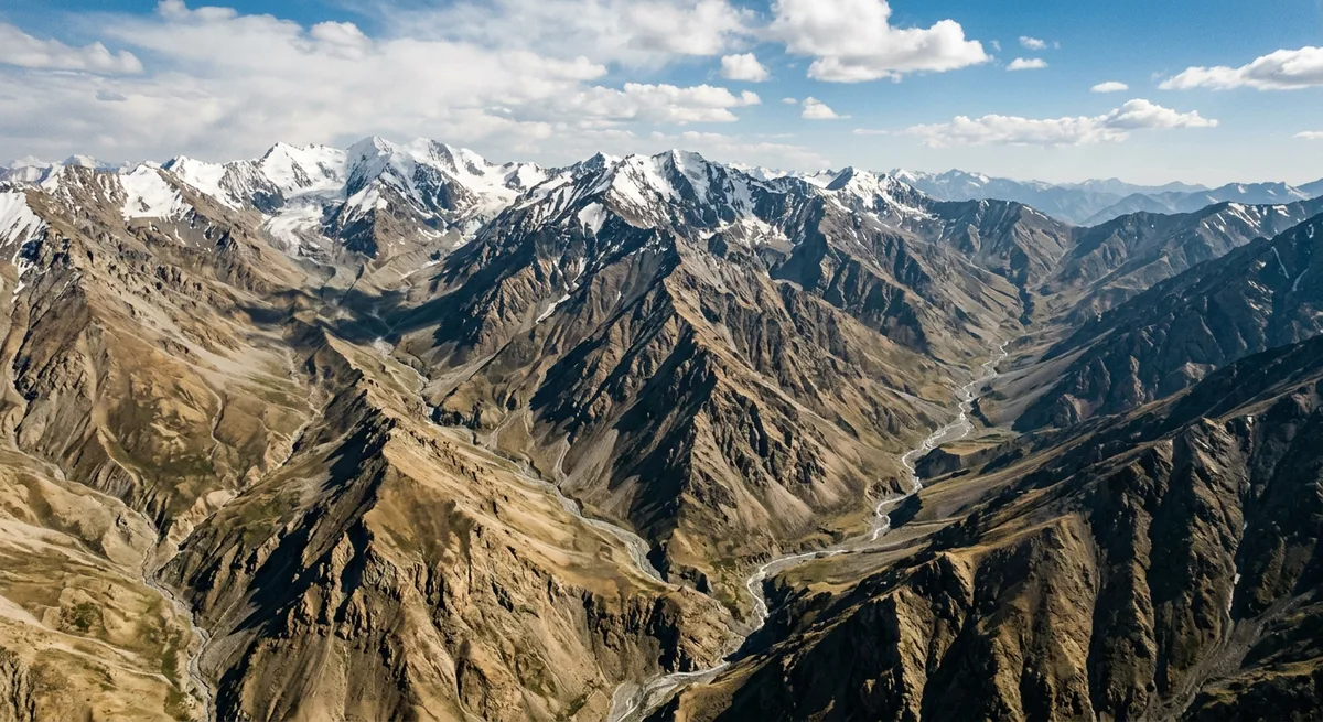 Luftaufnahme des Hindukusch-Gebirges zwischen Afghanistan und Pakistan mit felsigem Hochgelaende