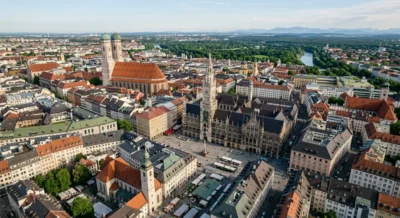Blick auf die Münchner Innenstadt mit Marienplatz und grünen Parkanlagen im Hintergrund